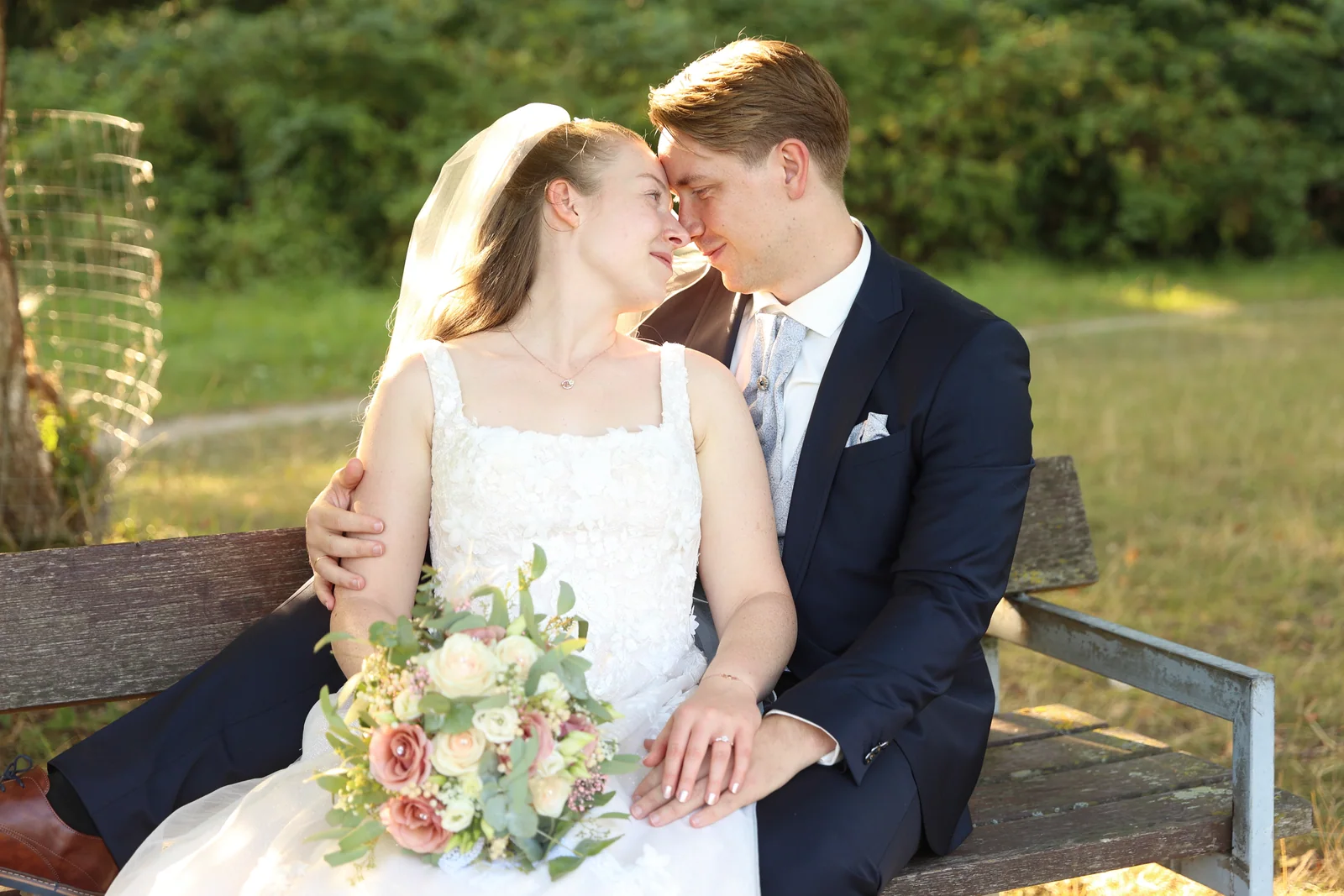 Nicola und Patrick beim Paarshooting auf einer Bank in Hannover