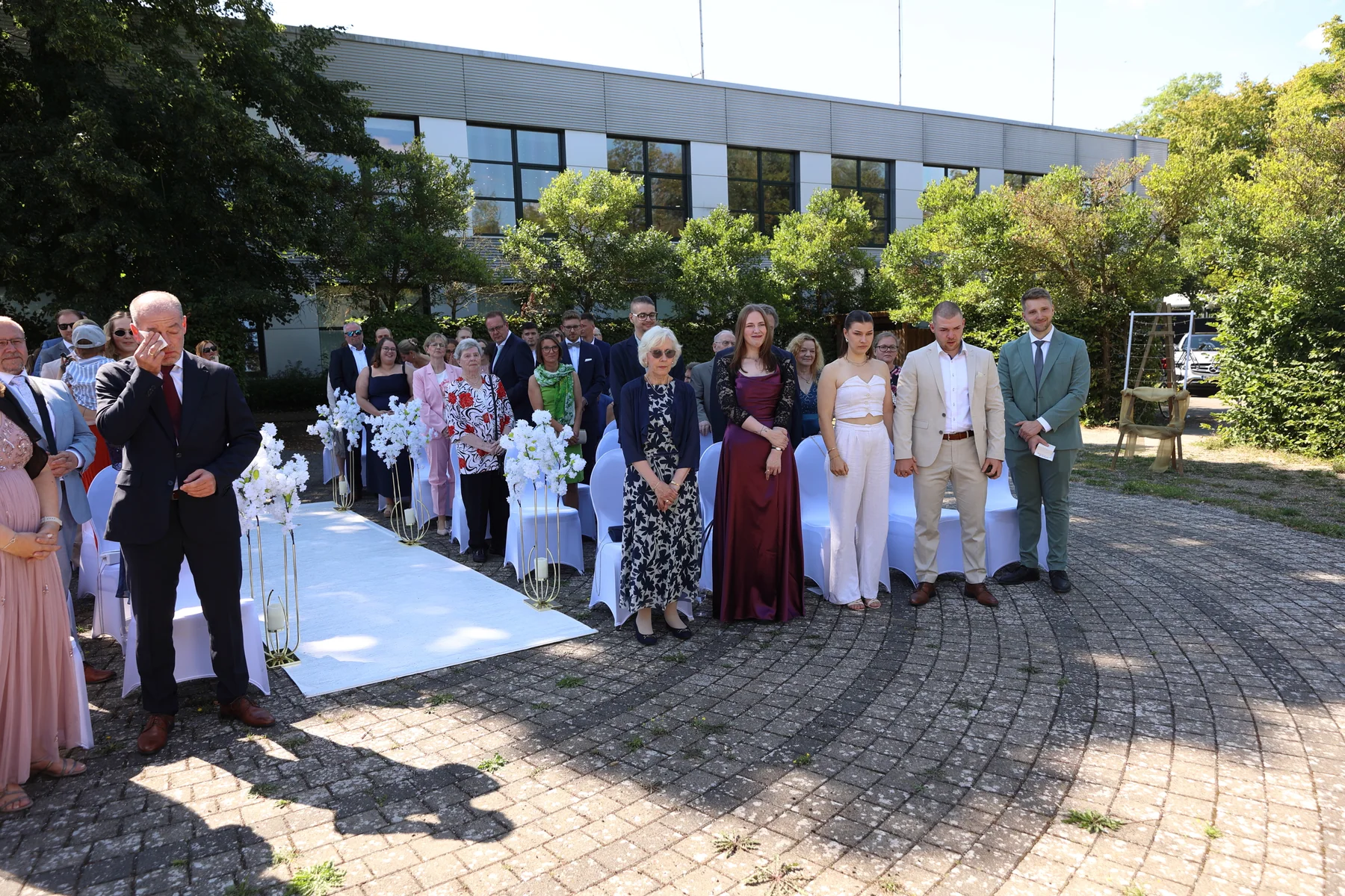 Hochzeitsgesellschaft bei der freien Trauung im Garten