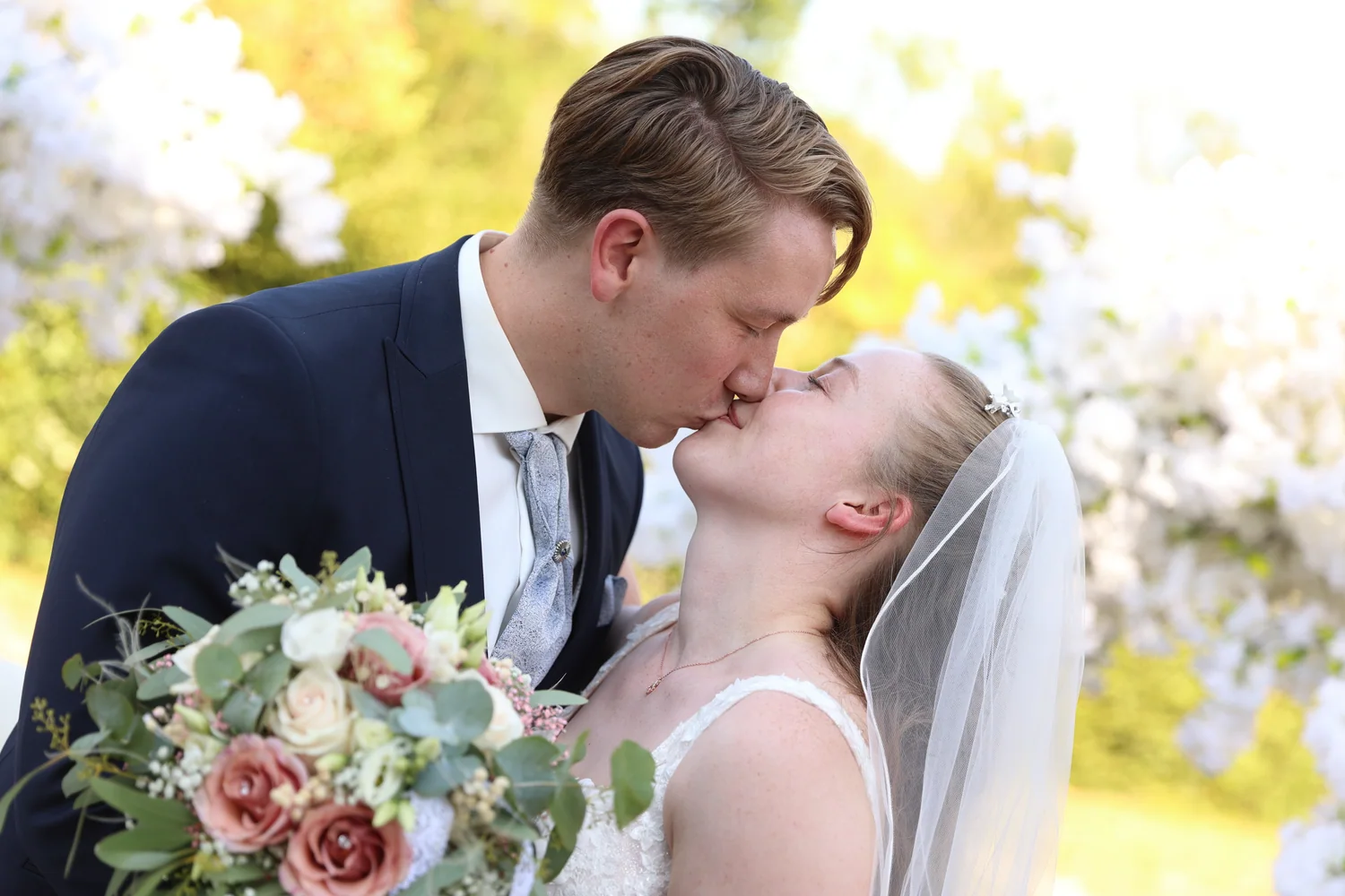 Hochzeitskuss nach der freien Trauung