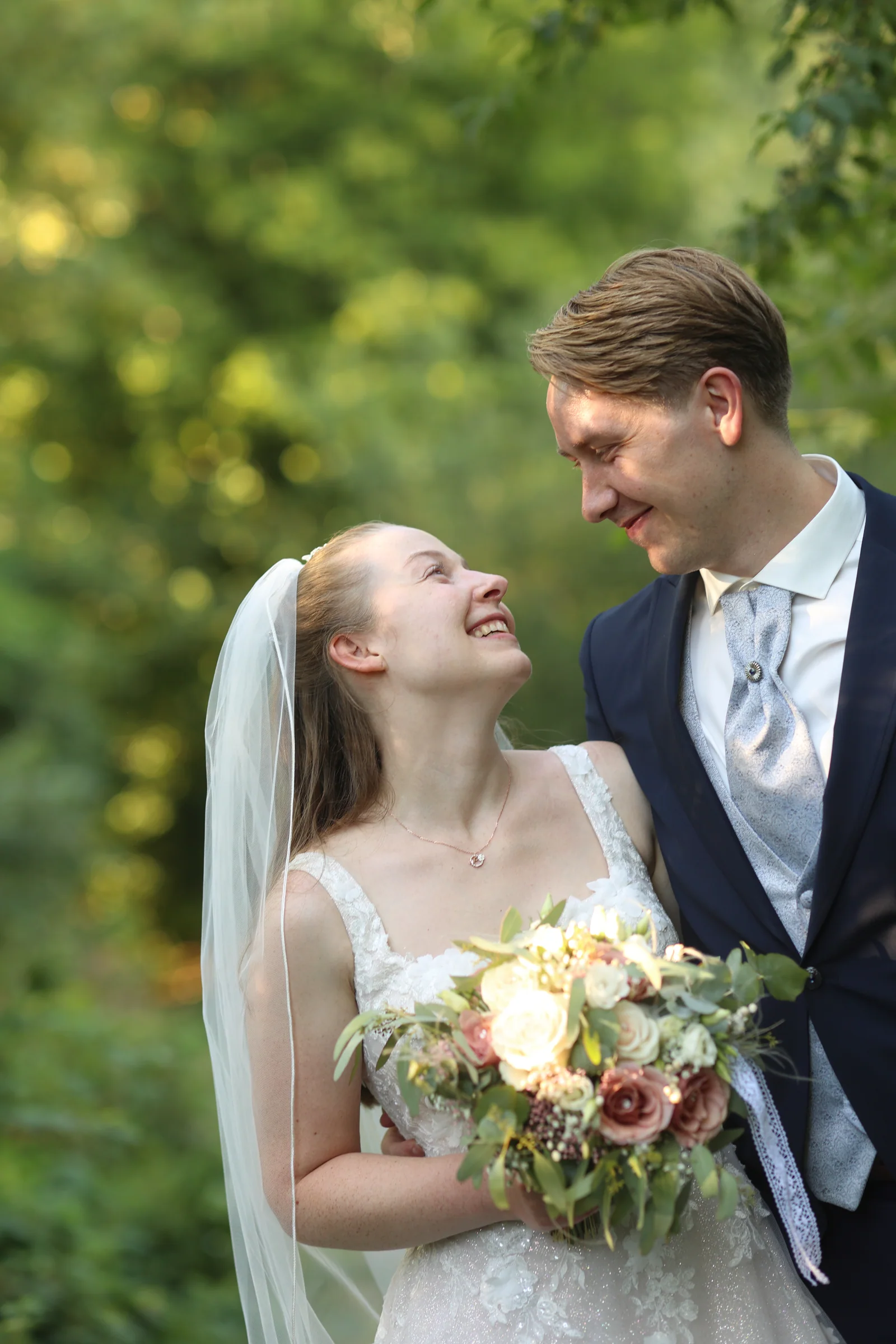 Brautpaar im Abendlicht nach der Hochzeit