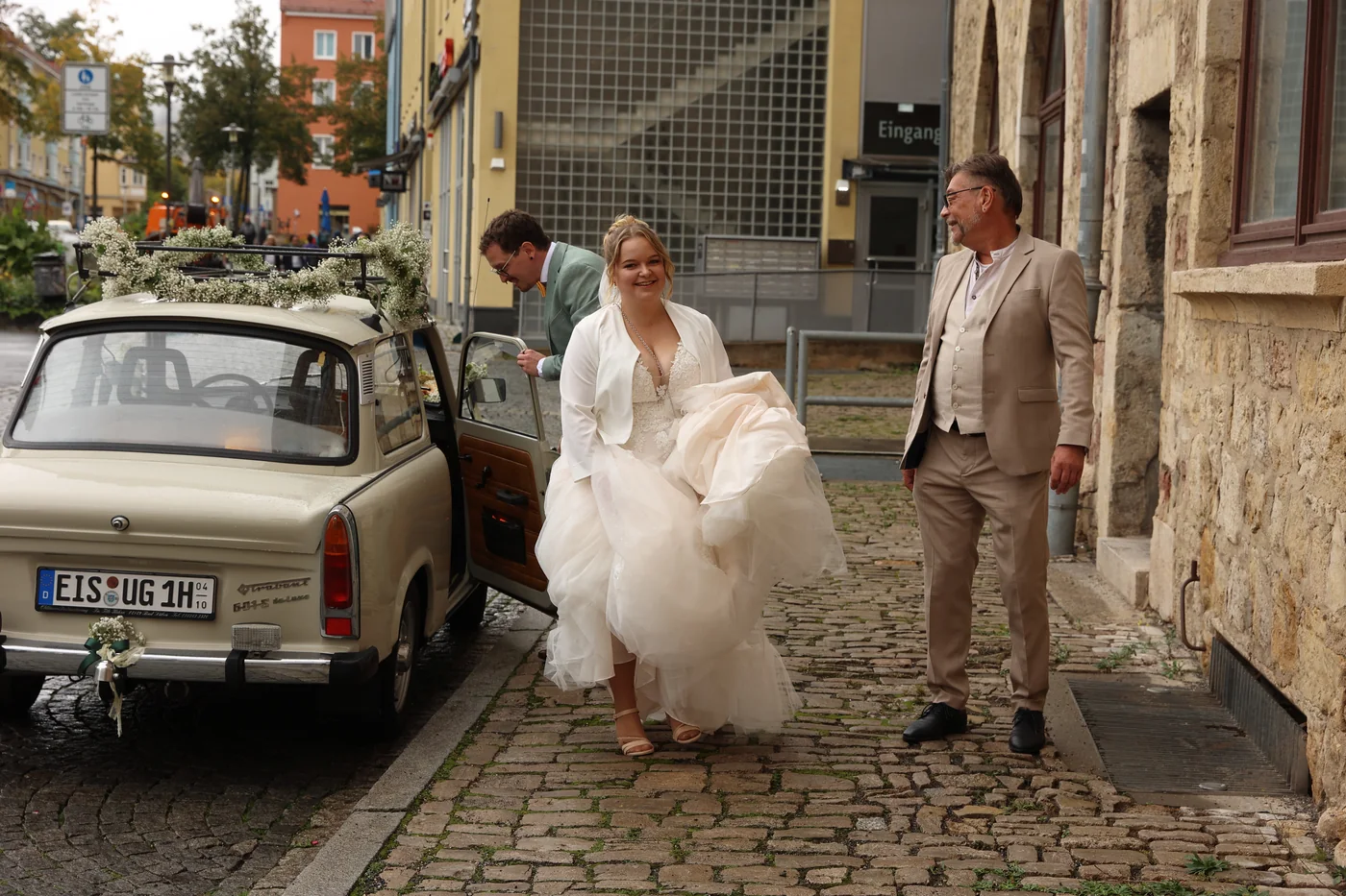 Ankunft von Jennifer und Tobias mit dem Trabant am Alten Rathaus Jena