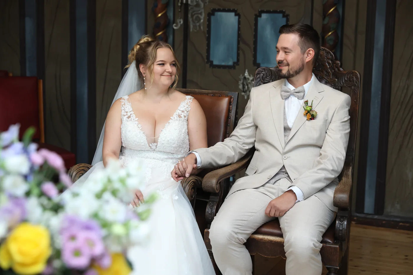 Jennifer und Tobias halten während ihrer Trauung im Alten Rathaus Jena die Hände
