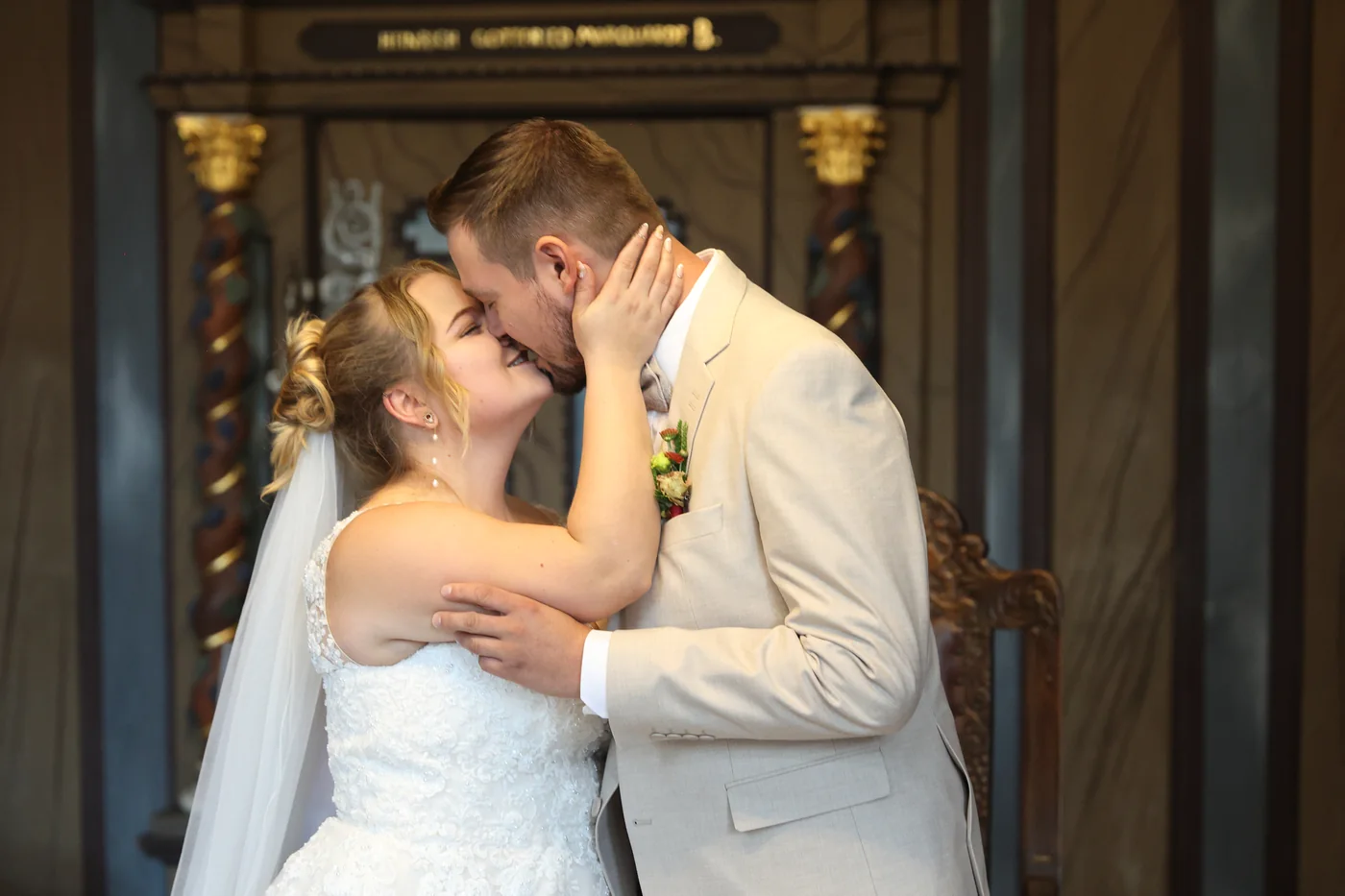Jennifer und Tobias küssen sich nach ihrem Ja-Wort