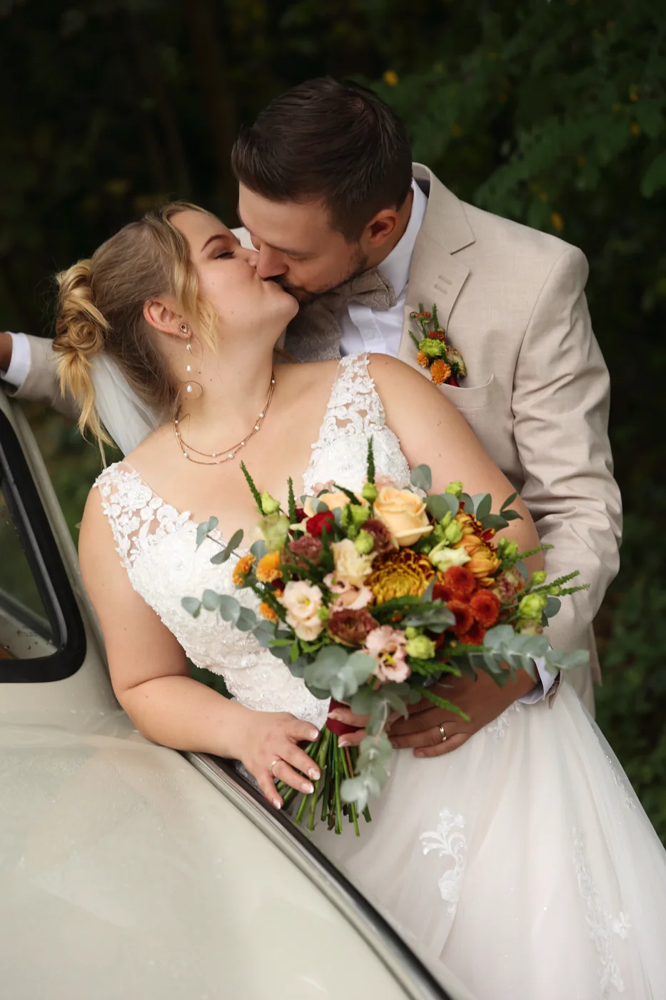 Jennifer und Tobias küssen sich neben ihrem Trabant