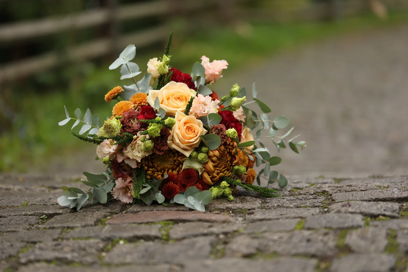 Jennifers herbstlicher Brautstrauß auf dem alten Pflaster