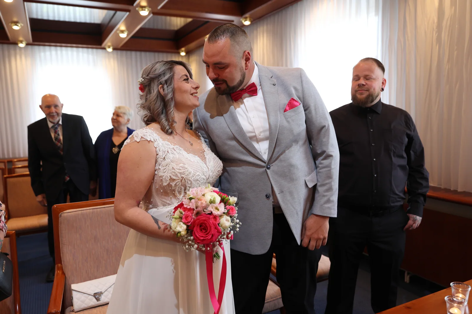 Jennifer und Daniel während ihrer Trauung in Vielau