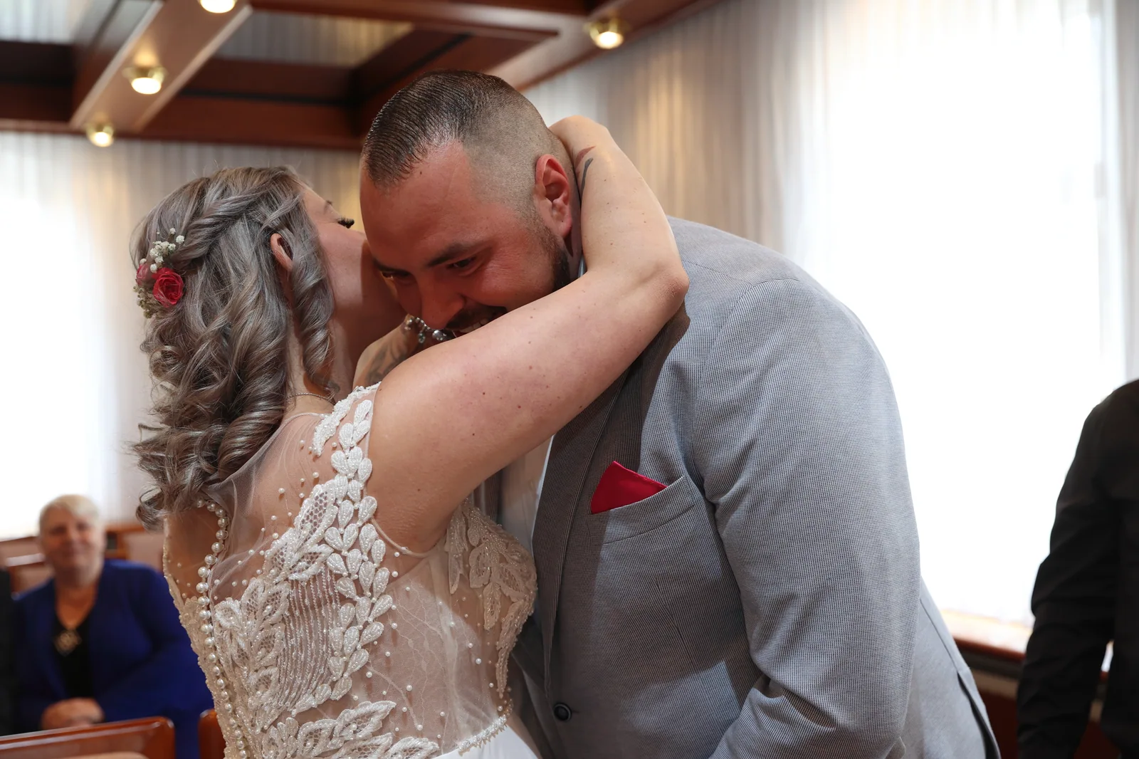 Hochzeitskuss bei der Trauung in Vielau