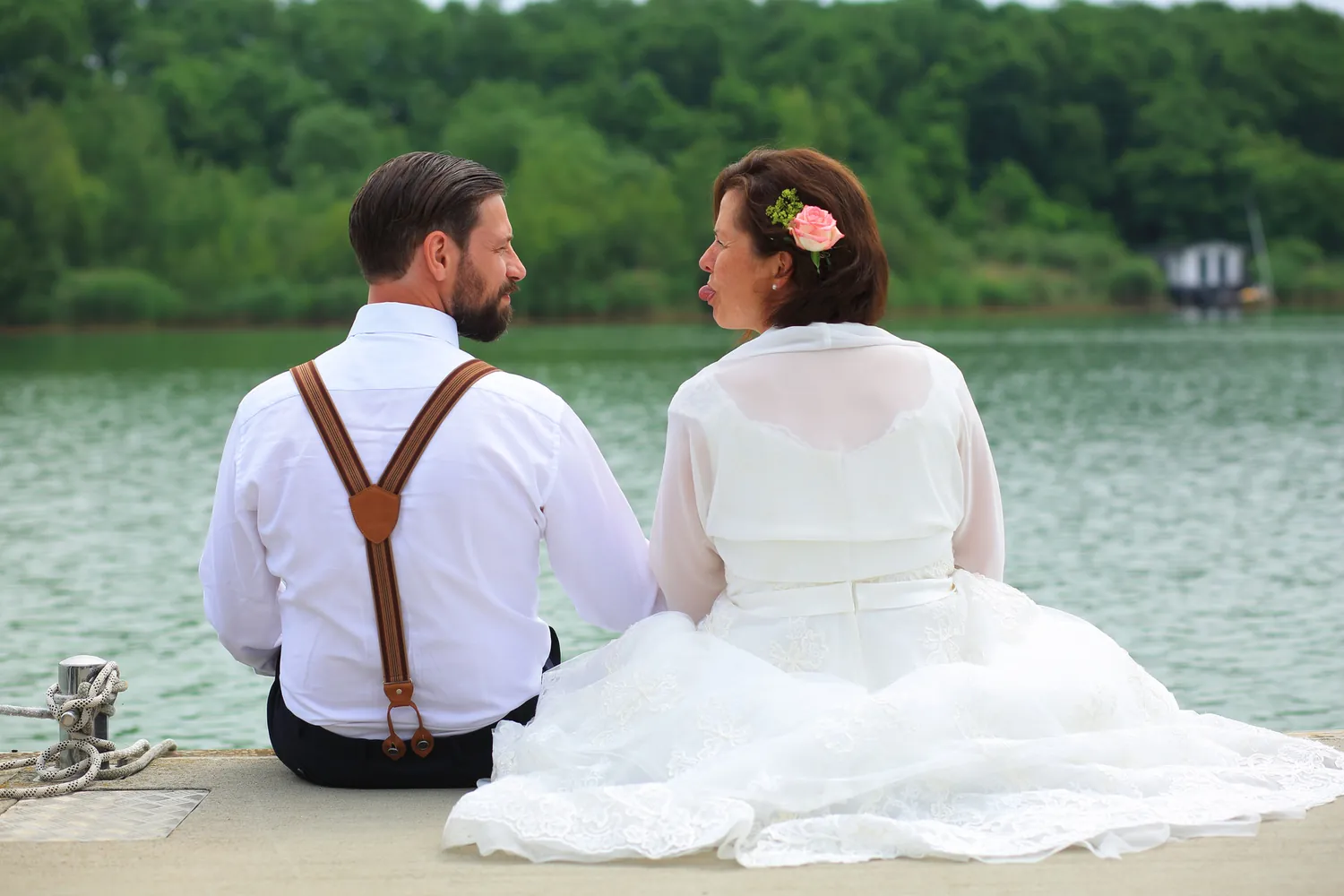 Verspielter Paarmoment am See