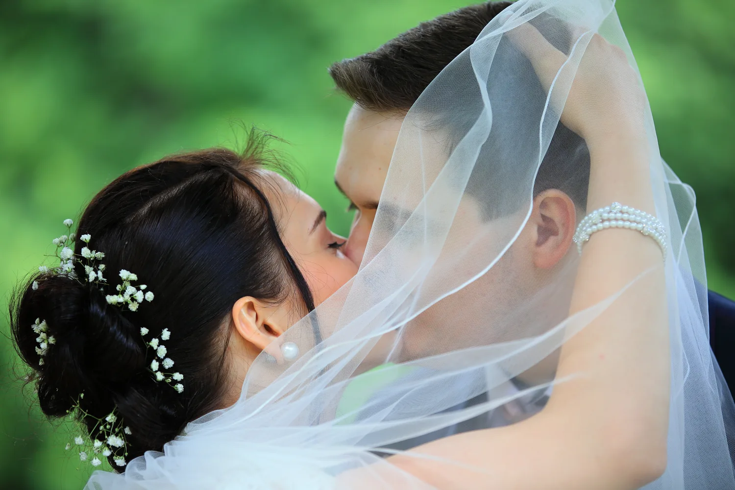 Inniger Moment eines Brautpaares beim Paarshooting