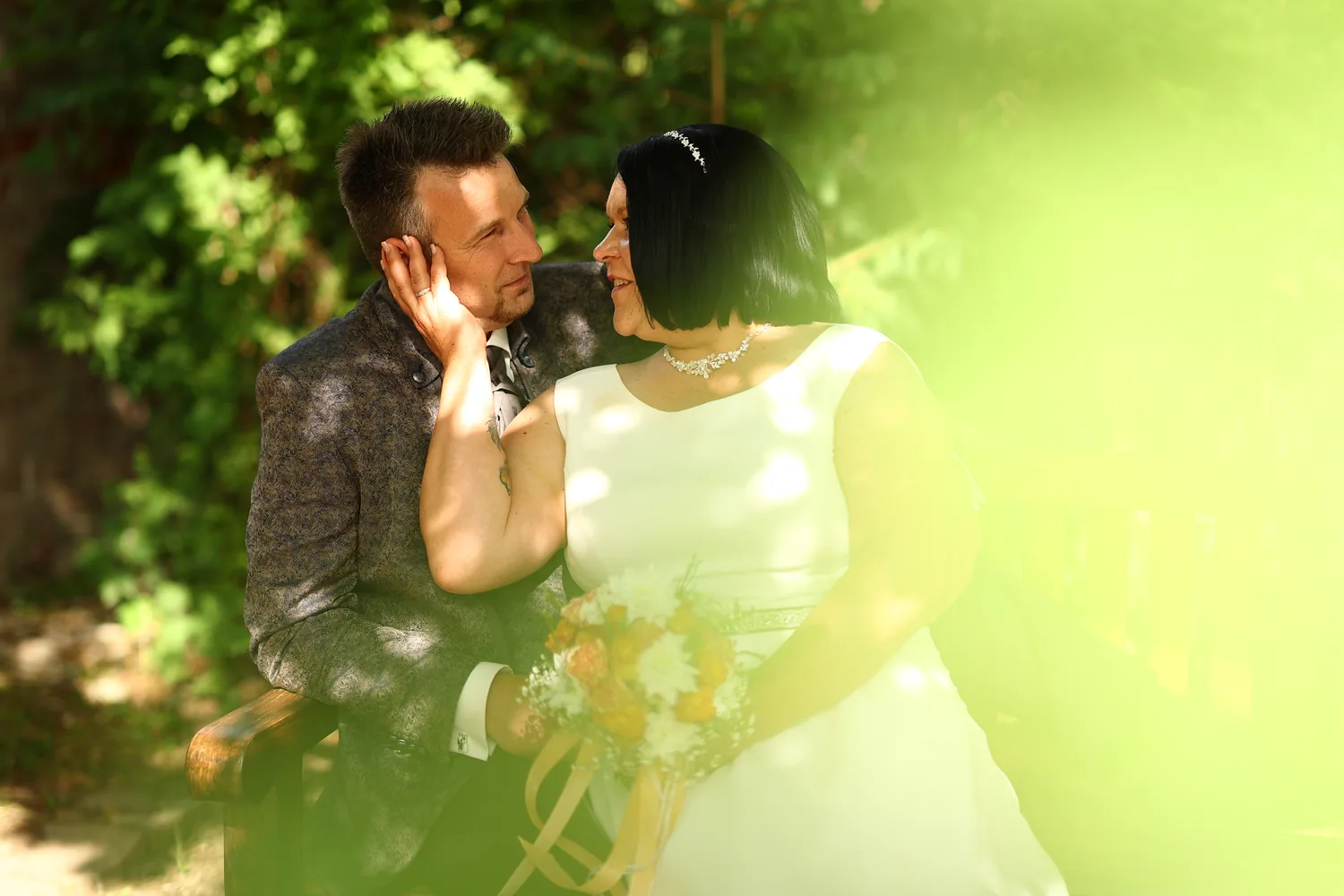 Inniger Moment eines Brautpaares beim Paarshooting