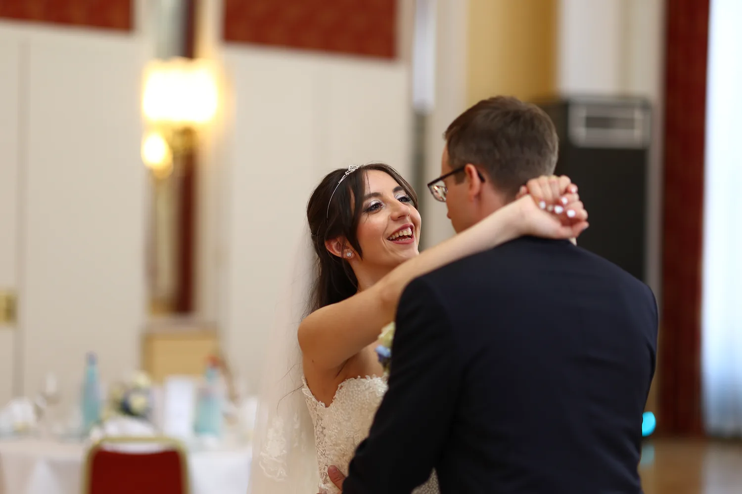 Echter ungestellter Augenblick am Hochzeitstag