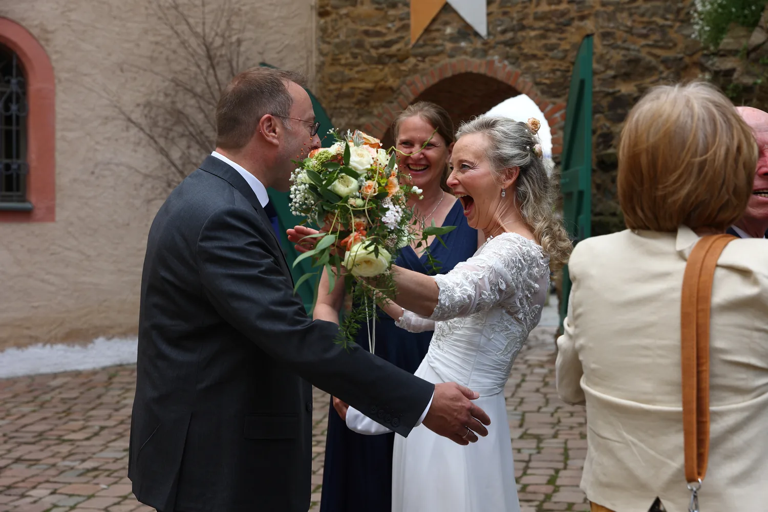 Echter ungestellter Augenblick am Hochzeitstag