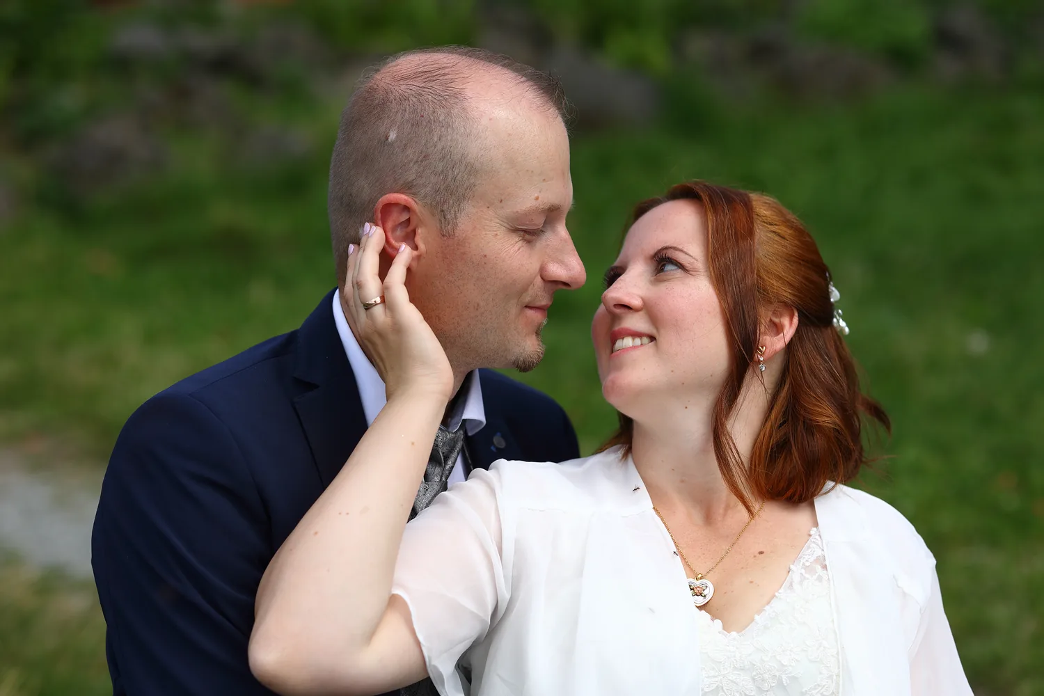 Echter Blick zwischen Braut und Bräutigam