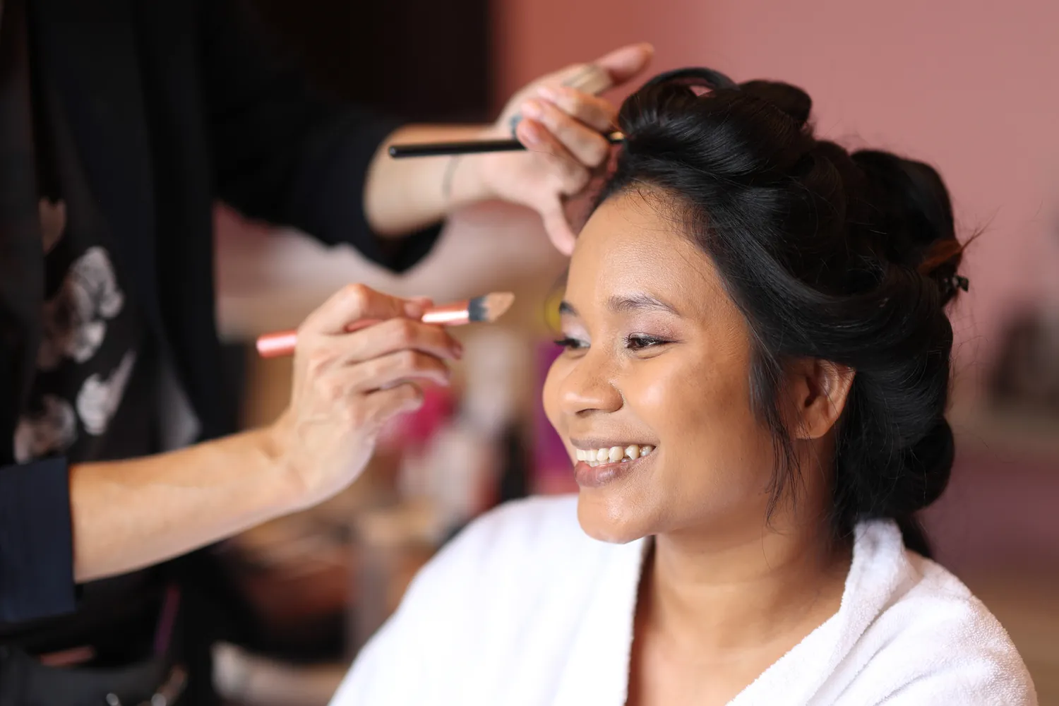 Braut lacht während des Make-ups