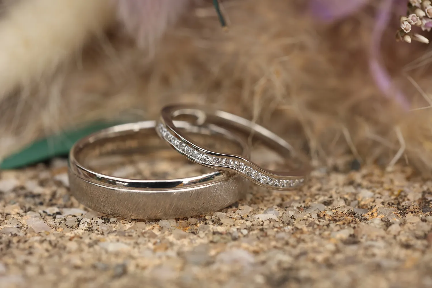 Drei Hochzeitsringe in ruhiger Farbwelt
