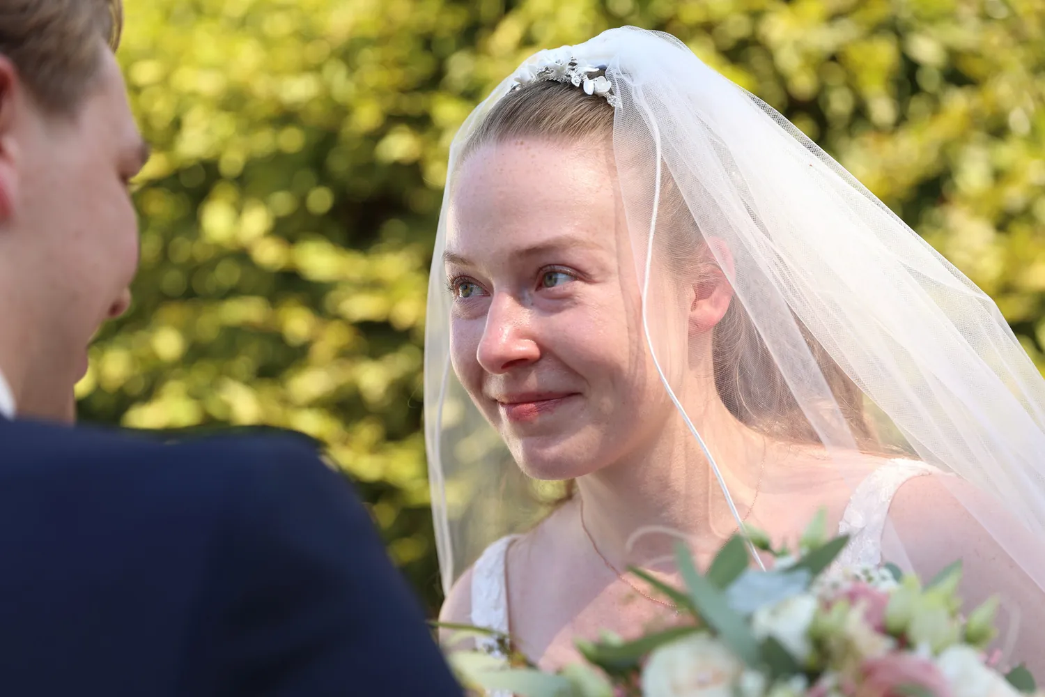 Berührter Blick der Braut während der Trauung
